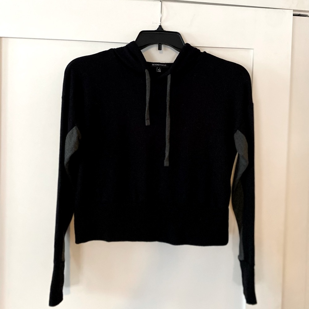 Beyond Yoga Women's Tonal Block Cropped Hoodie In Black/Gray, Size Small